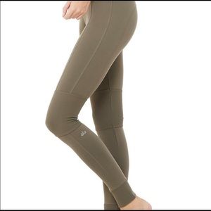 NWT Olive Alo Avenue Leggings